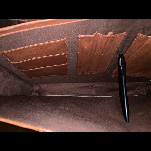 Volare Tan Leather Unisex Messenger Bag - Picture 7 of 15